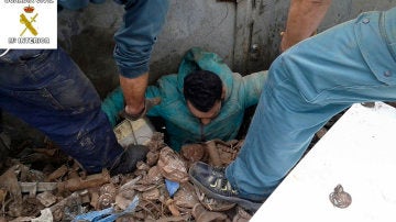La Guardia Civil ayuda a un joven a salir de entre la chatarra