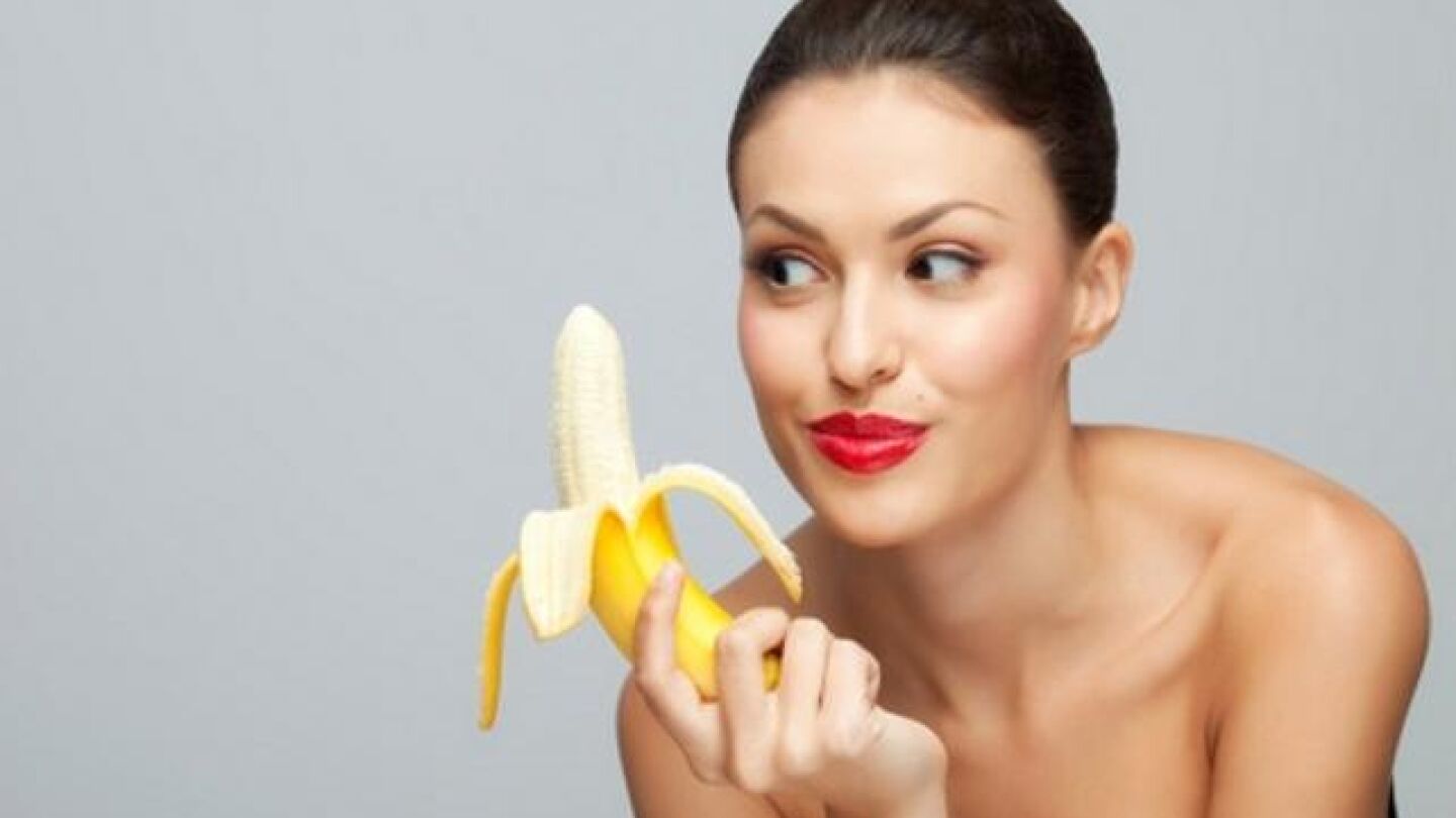 China proh&iacute;be v&iacute;deos de gente comiendo pl&aacute;tanos de forma seductora 