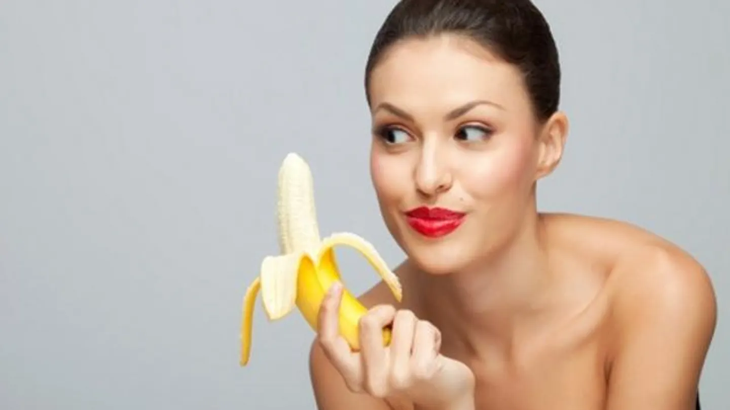 China prohíbe vídeos de gente comiendo plátanos de forma seductora China prohíbe vídeos de gente comiendo plátanos de forma seductora