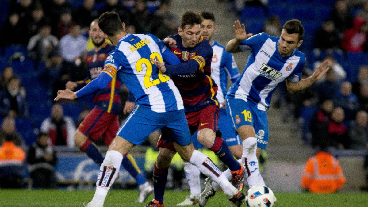 Messi, rodeado de jugadores del Espanyol