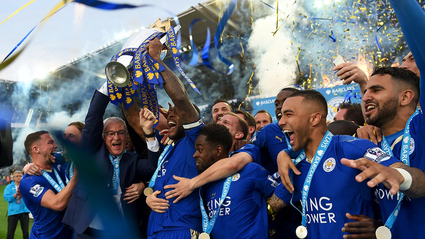 El Leicester levanta la Copa de campeón de la Premier League El Leicester levanta la Copa de campeón de la Premier League