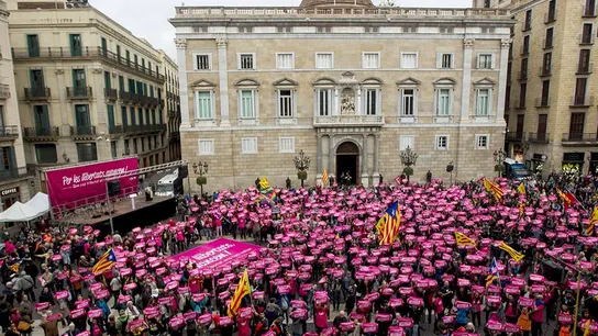 Cientos de personas piden en Barcelona la independencia unilateral y desobedecer al Tribunal Constitucional Cientos de personas piden en Barcelona la independencia unilateral y desobedecer al Tribunal Constitucional