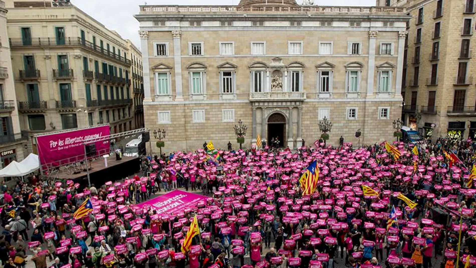 Cientos de personas piden en Barcelona la independencia unilateral y desobedecer al Tribunal Constitucional