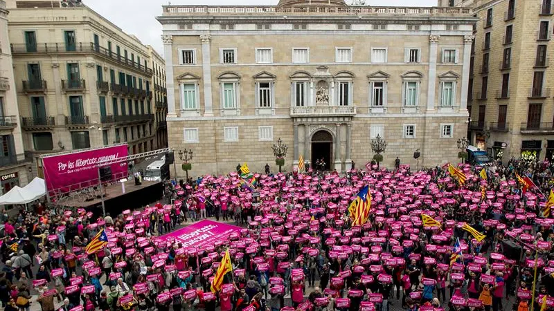 Cientos de personas piden en Barcelona la independencia unilateral y desobedecer al Tribunal Constitucional Cientos de personas piden en Barcelona la independencia unilateral y desobedecer al Tribunal Constitucional