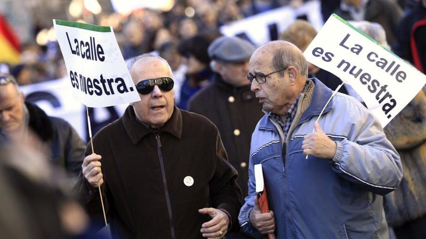 Una manifestaci&oacute;n convocada contra la 'Ley Mordaza' en Madrid entre la Puerta del Sol y el Congreso de los Diputados