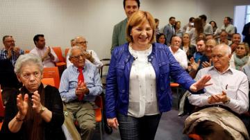 La presidenta regional del PP, Isabel Bonig, saluda a su llegada al acto de bienvenida a 400 nuevos afiliados del partido en la provincia de Valencia
