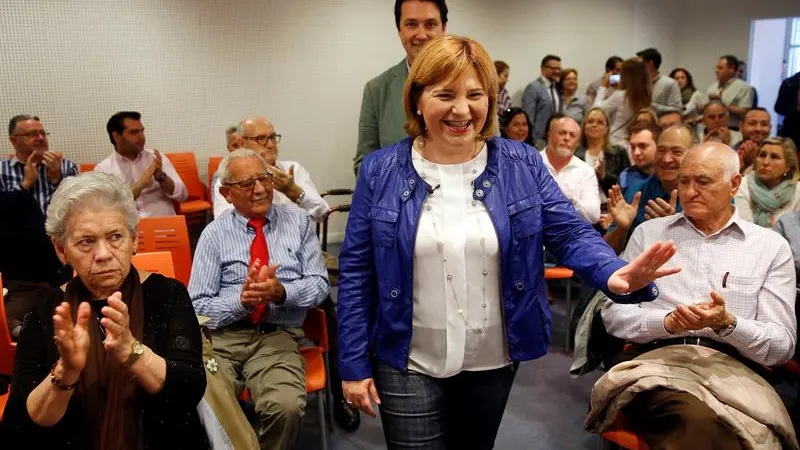 La presidenta regional del PP, Isabel Bonig, saluda a su llegada al acto de bienvenida a 400 nuevos afiliados del partido en la provincia de Valencia