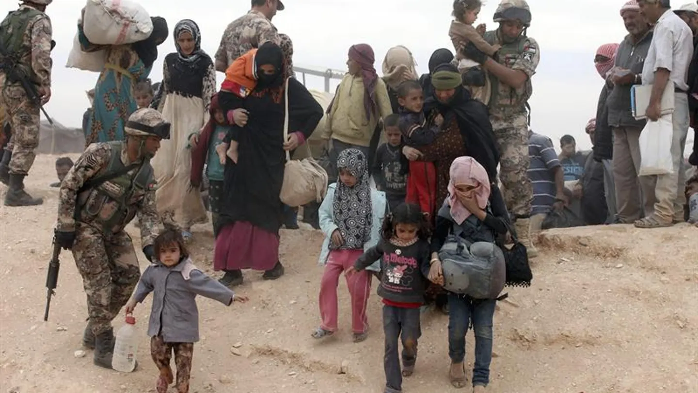 Refugiados sirios a su llegada este jueves a un campamento en el paso fronterizo de Al-Hadalat, cerca de Royashed, Jordania. Refugiados sirios a su llegada este jueves a un campamento en el paso fronterizo de Al-Hadalat, cerca de Royashed, Jordania.
