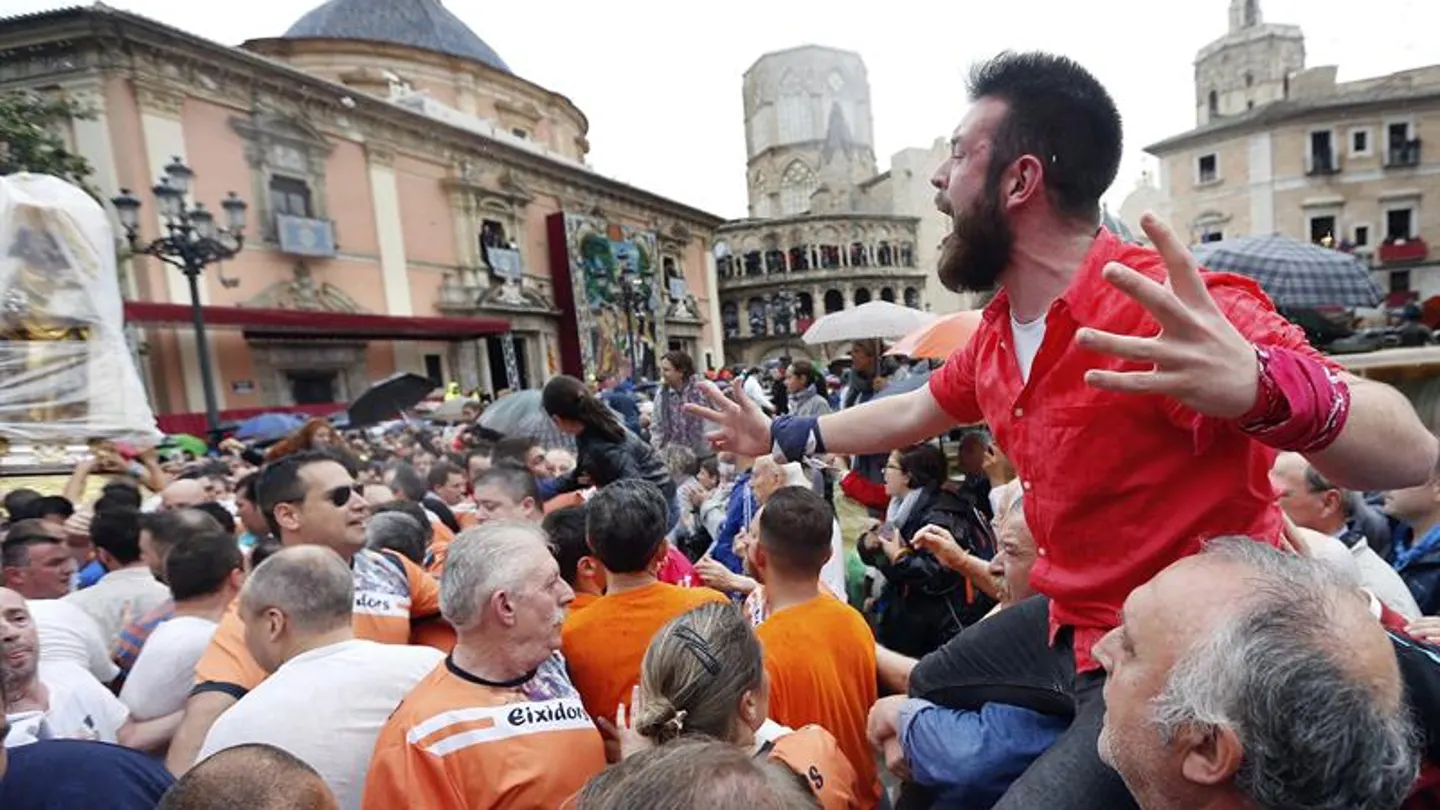 Un devoto le canta a la Virgen de los Desamparados durante el tradicional traslado de la virgen de los desamparados Un devoto le canta a la Virgen de los Desamparados durante el tradicional traslado de la virgen de los desamparados