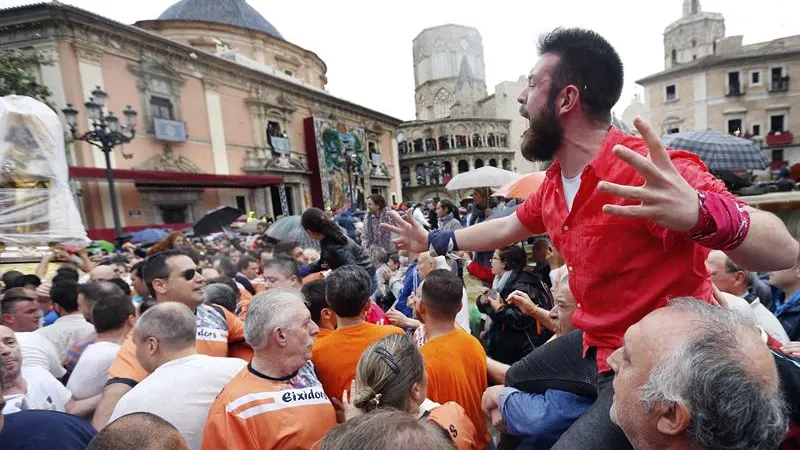 Un devoto le canta a la Virgen de los Desamparados durante el tradicional traslado de la virgen de los desamparados Un devoto le canta a la Virgen de los Desamparados durante el tradicional traslado de la virgen de los desamparados