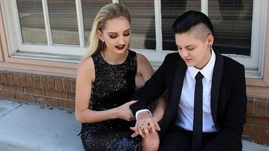 Lindsey y Brie, la primera pareja lesbiana coronada reina del baile en instituto de EEUU Lindsey y Brie, la primera pareja lesbiana coronada reina del baile en instituto de EEUU