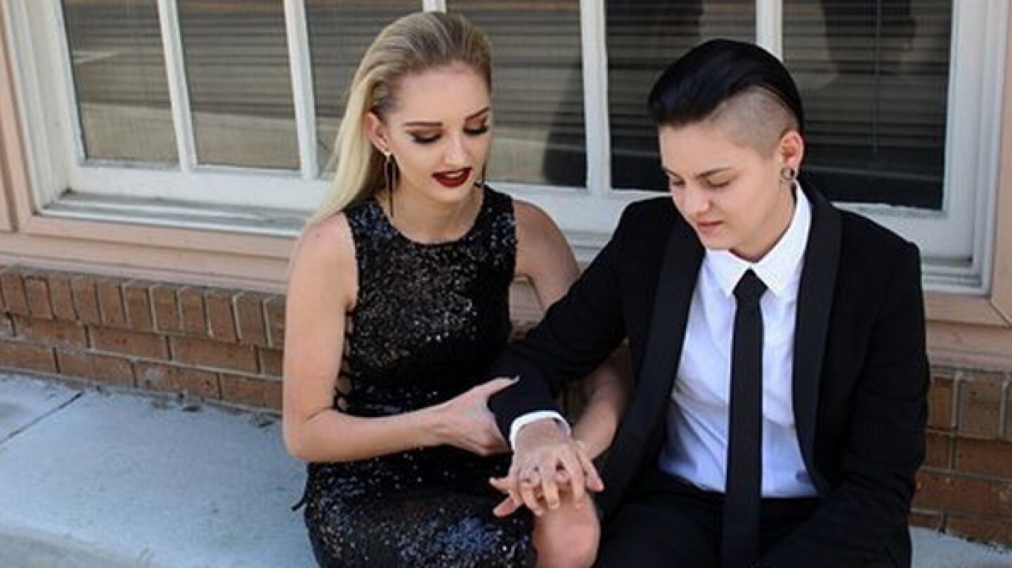 Lindsey y Brie, la primera pareja lesbiana coronada reina del baile en instituto de EEUU