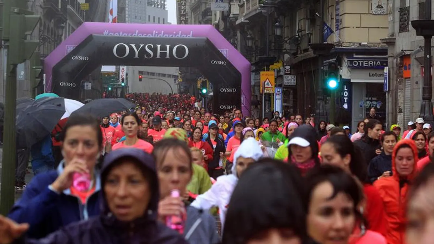 Una marea rosa de 32.000 mujeres cruza Madrid bajo la lluvia Una marea rosa de 32.000 mujeres cruza Madrid bajo la lluvia