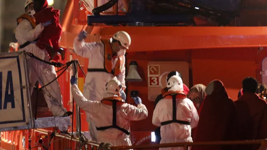 La embarcación Guardamar Polimnia desembarca a los 35 inmigrantes La embarcación Guardamar Polimnia desembarca a los 35 inmigrantes