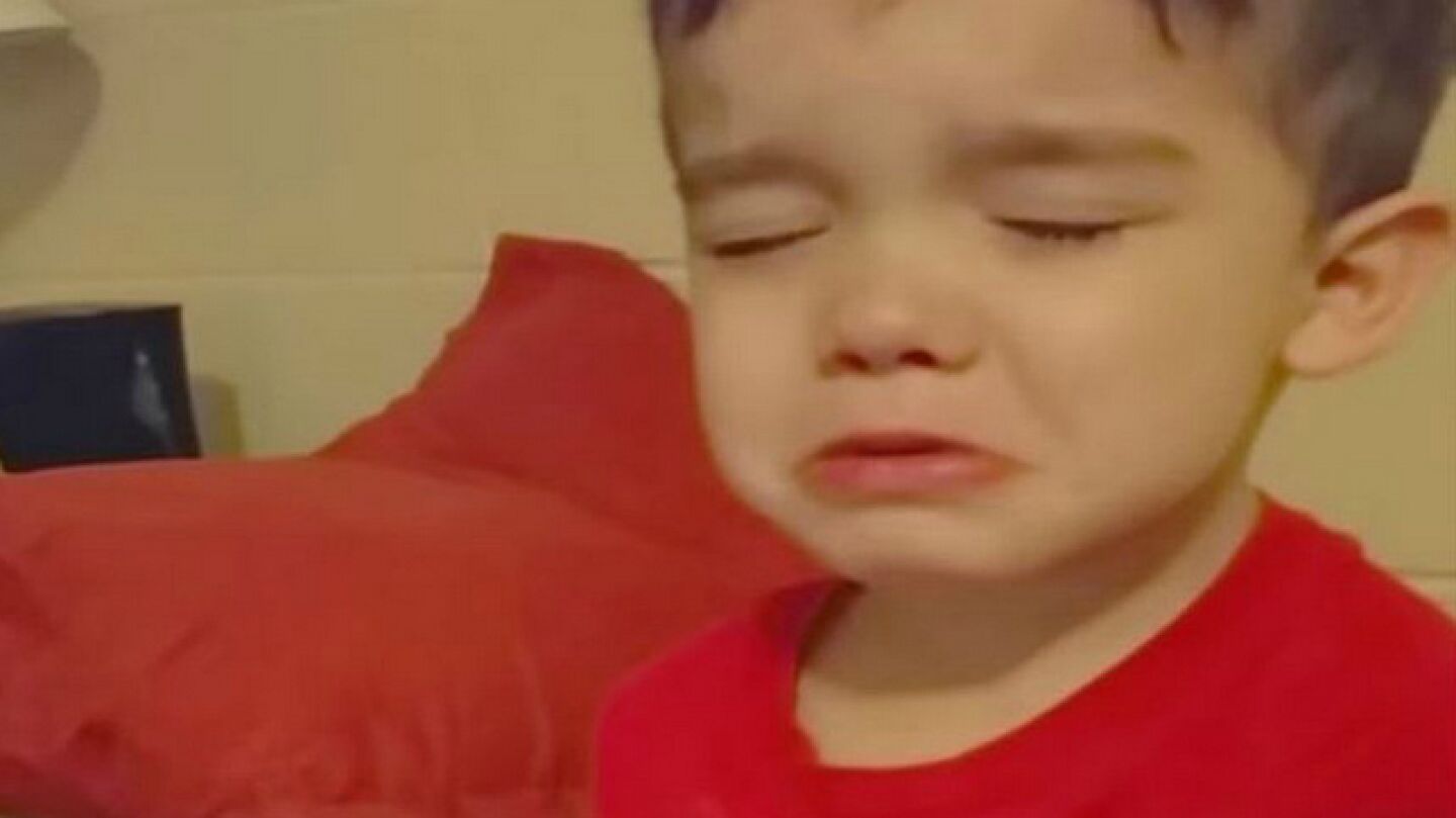 La divertida reacci&oacute;n de un ni&ntilde;o que entre l&aacute;grimas se niega a comer su cena por ser "demasiado bonita" enternece a la red