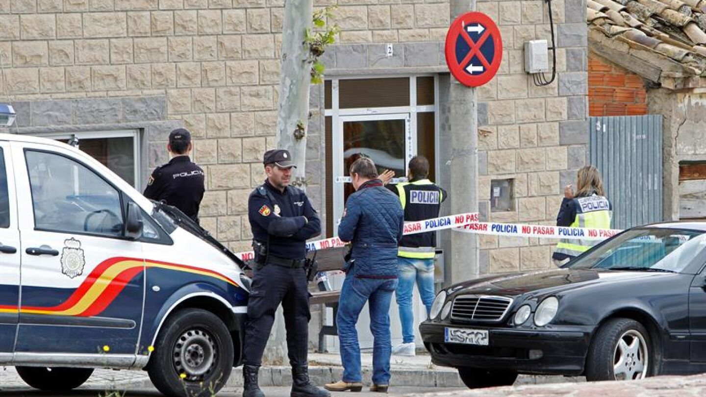 Efectivos policiales junto a la vivienda en la que una mujer de 72 a&ntilde;os v&iacute;ctima de violencia machista 