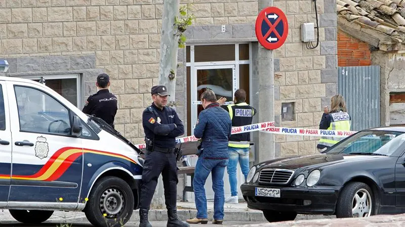 Efectivos policiales junto a la vivienda en la que una mujer de 72 años víctima de violencia machista 