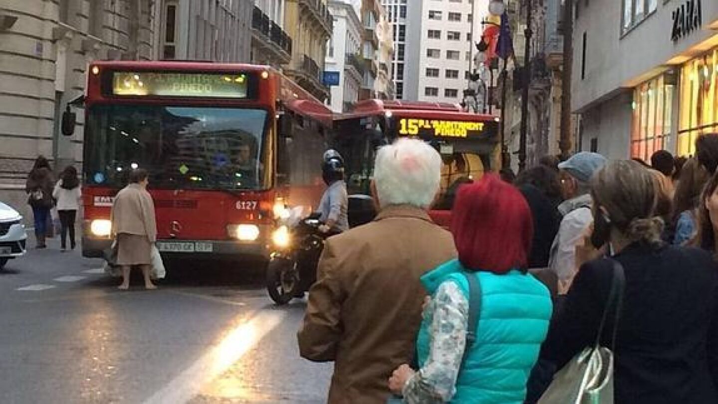 Una mujer bloquea el paso a un autob&uacute;s en Valencia 