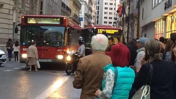 Una mujer bloquea el paso a un autobús en Valencia 