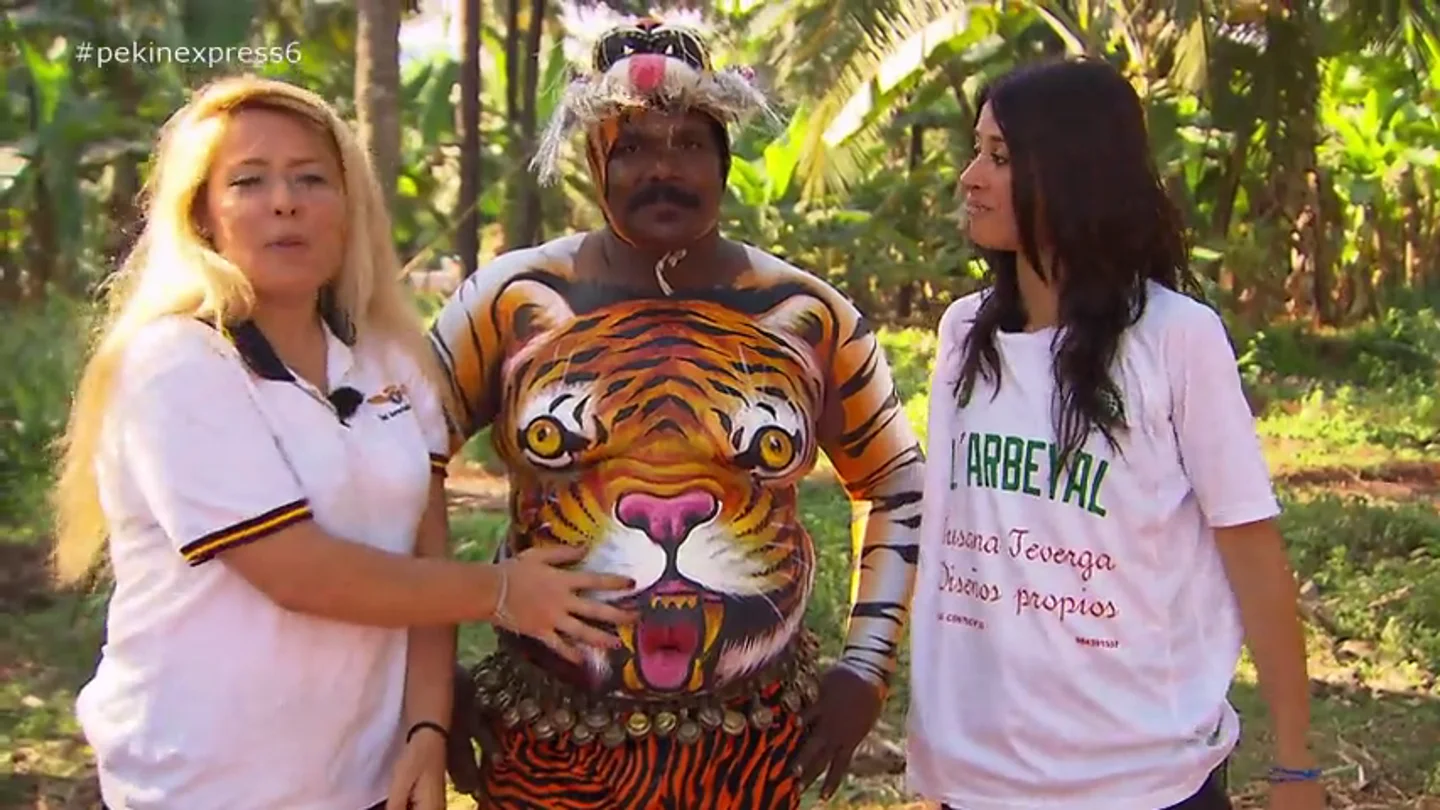 Vanessa y Andrea junto al 'hombre tigre' Vanessa y Andrea junto al 'hombre tigre'