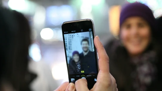 Dos personas haciéndose una fotografía Dos personas haciéndose una fotografía