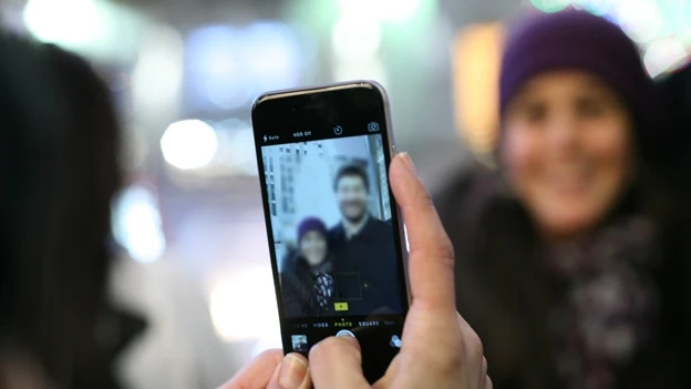 Dos personas haciéndose una fotografía