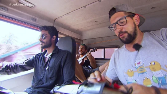 Los primos practican su inglés cantando con su ukelele Los primos practican su inglés cantando con su ukelele