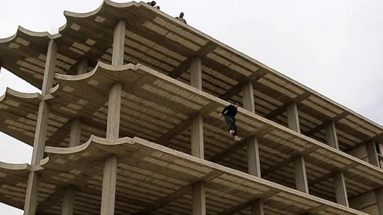 Imagen del momento en que los terroristas arrojan al condenado Imagen del momento en que los terroristas arrojan al condenado