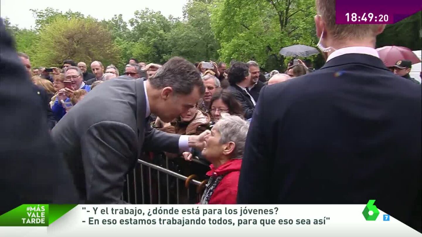 Una se&ntilde;ora pide trabajo para sus nietos a Felipe VI