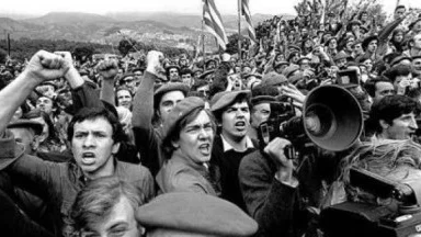 Miembros del partido carlista durante la manifestación de Montejurra