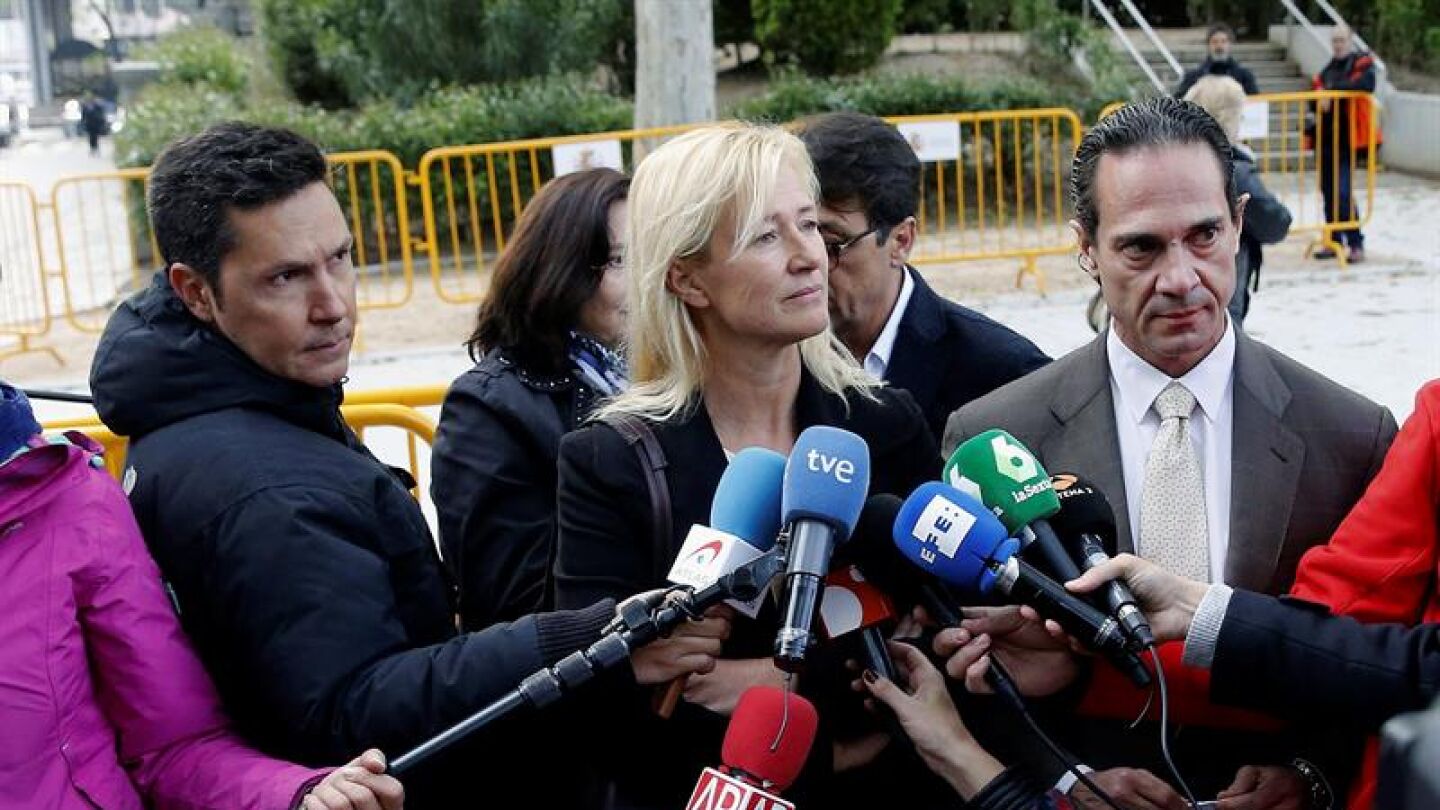 La actriz Ana Duato atiende a los medios a las puertas de la Audiencia Nacional
