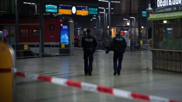 Policías alemanes en una estación de Munich