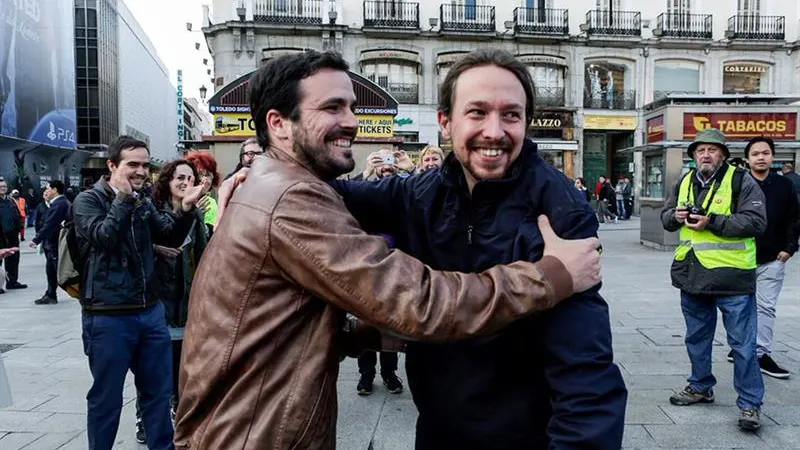 Alberto Garzón y Pablo Iglesias en la madrileña Puerta del Sol