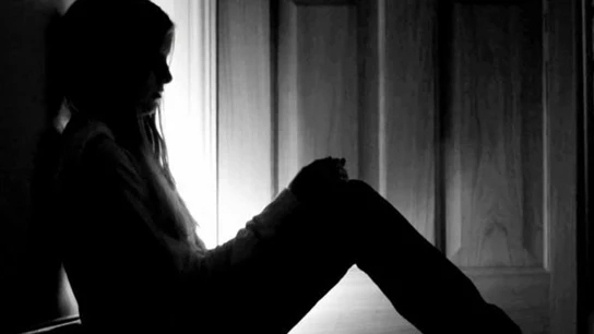 Imagen de una mujer sentada en el suelo Imagen de una mujer sentada en el suelo