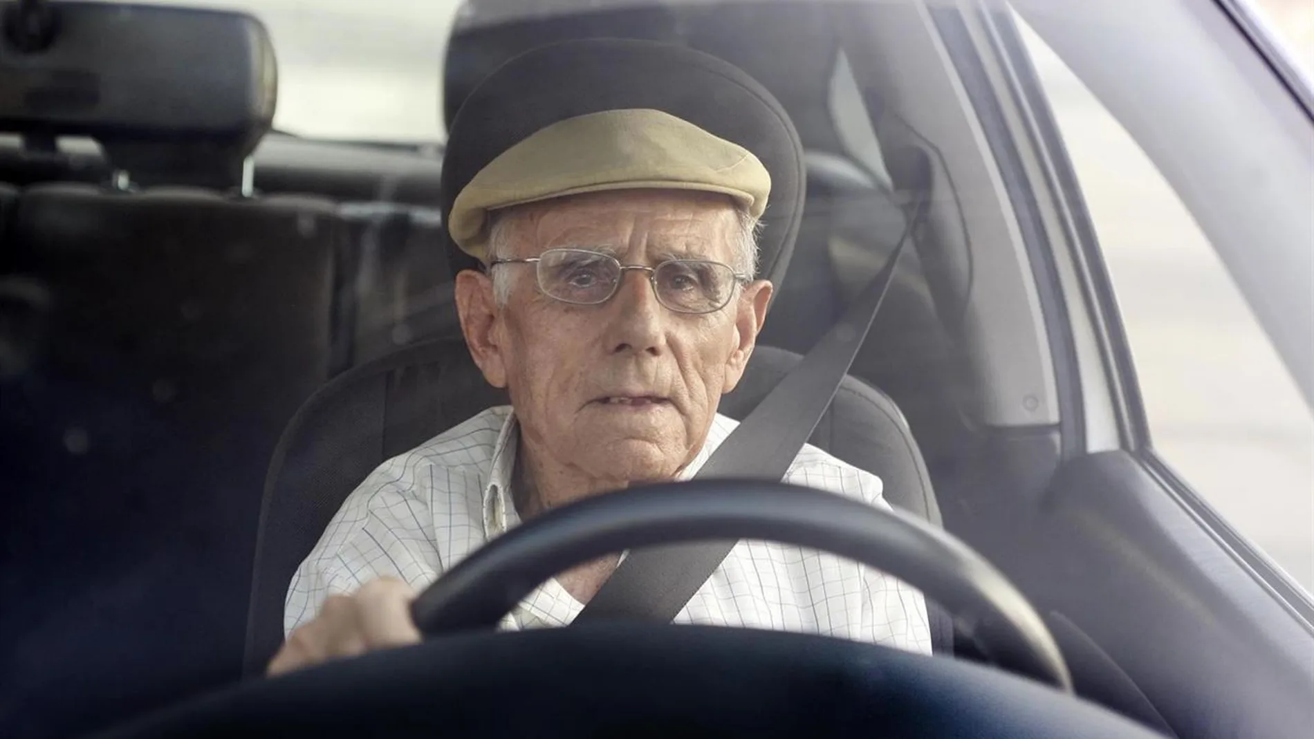 Señor mayor conduciendo