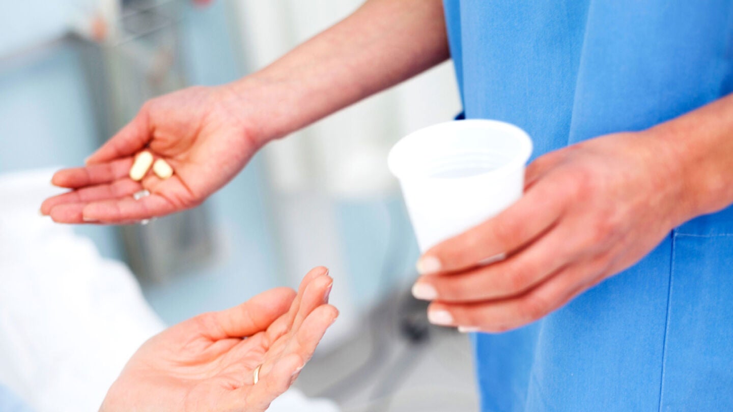 Una enfermera dando la medicaci&oacute;n