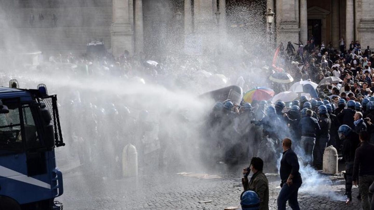 La polic&iacute;a italiana utiliza ca&ntilde;ones de agua para dispersar a los manifestantes