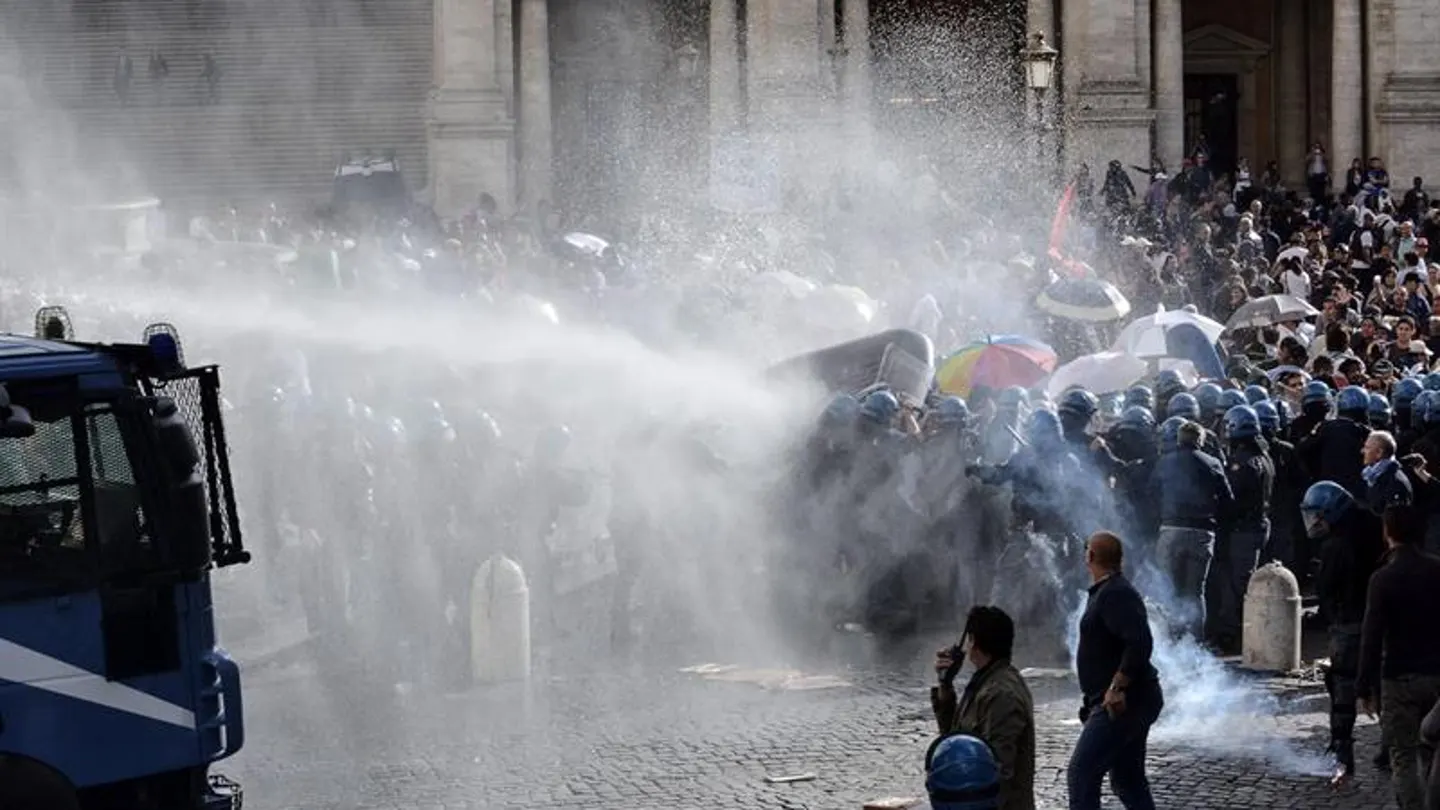 La policía italiana utiliza cañones de agua para dispersar a los manifestantes La policía italiana utiliza cañones de agua para dispersar a los manifestantes