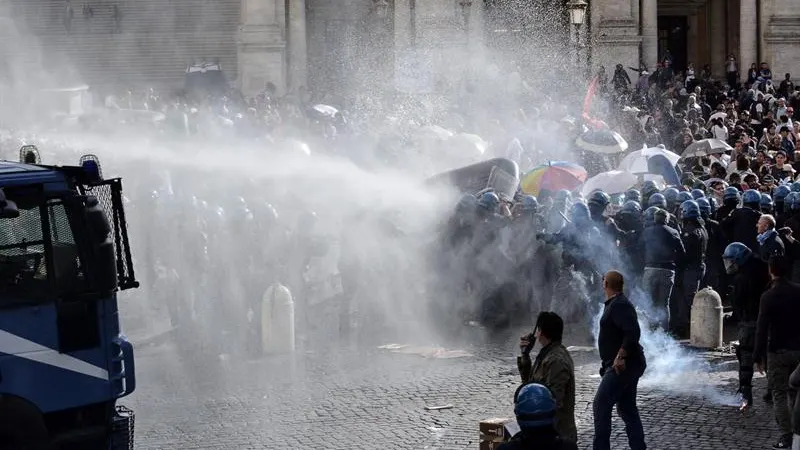 La policía italiana utiliza cañones de agua para dispersar a los manifestantes