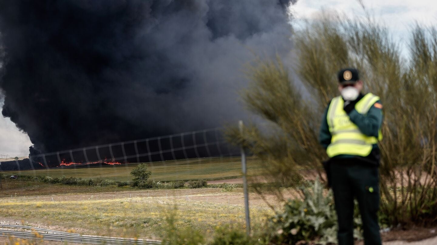 Un agente en la zona del incendio de Sese&ntilde;a