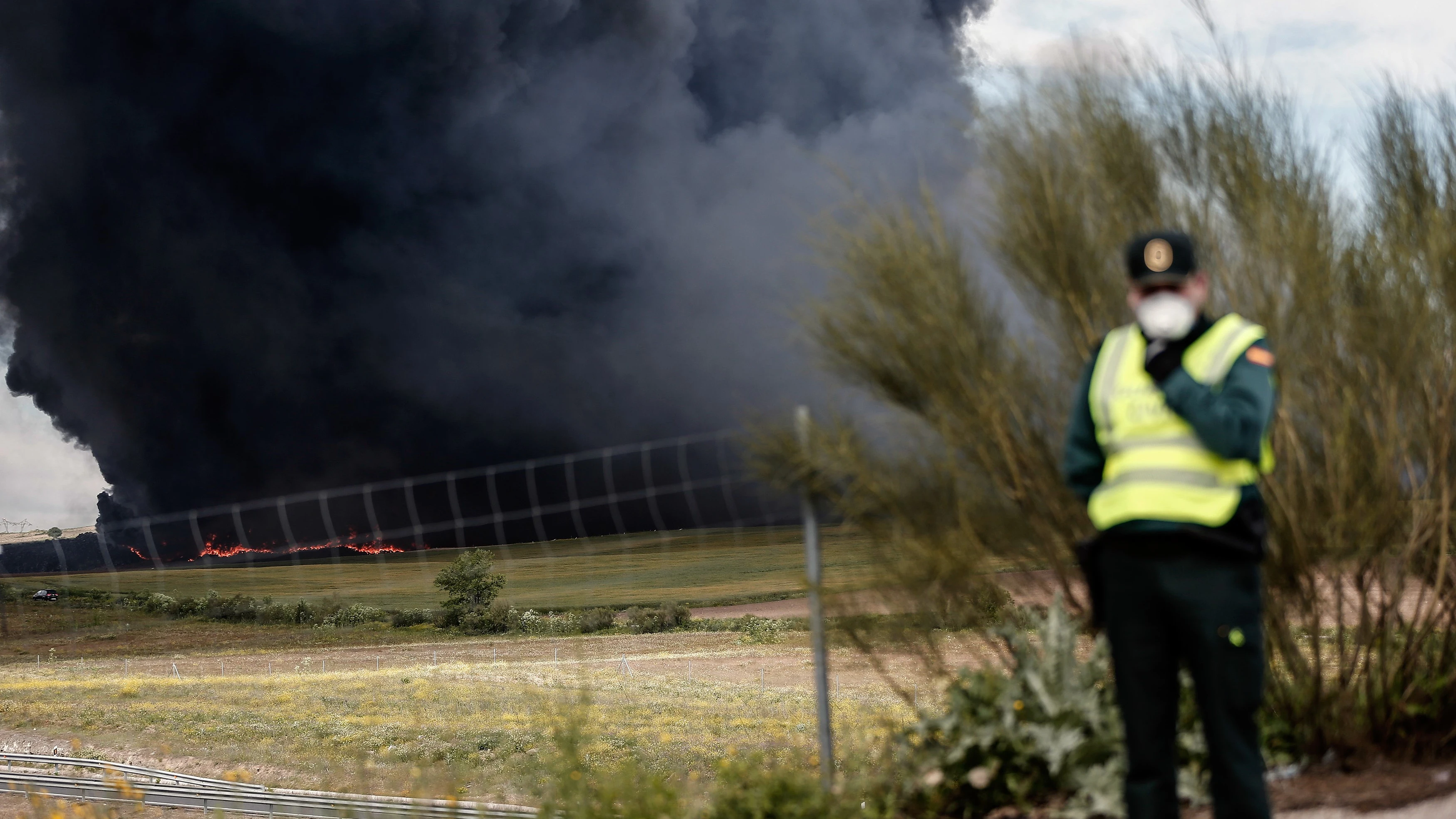 Un agente en la zona del incendio de Seseña