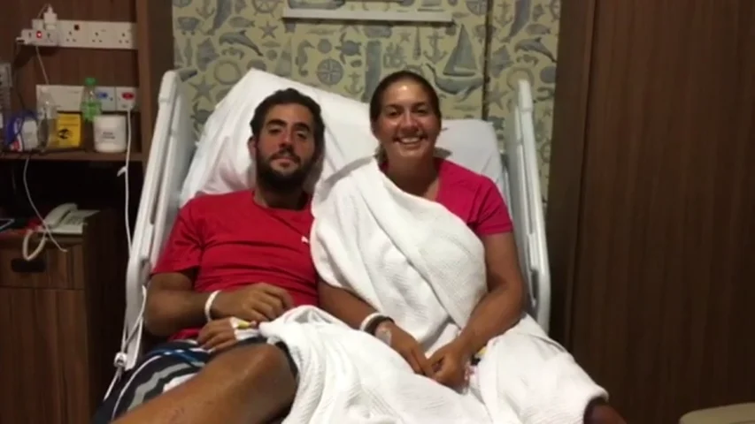 La pareja española rescatada en aguas de Malasia llega a tierra en buen estado La pareja española rescatada en aguas de Malasia llega a tierra en buen estado