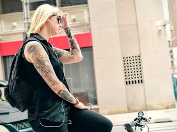 Una chica joven con tatuajes Una chica joven con tatuajes