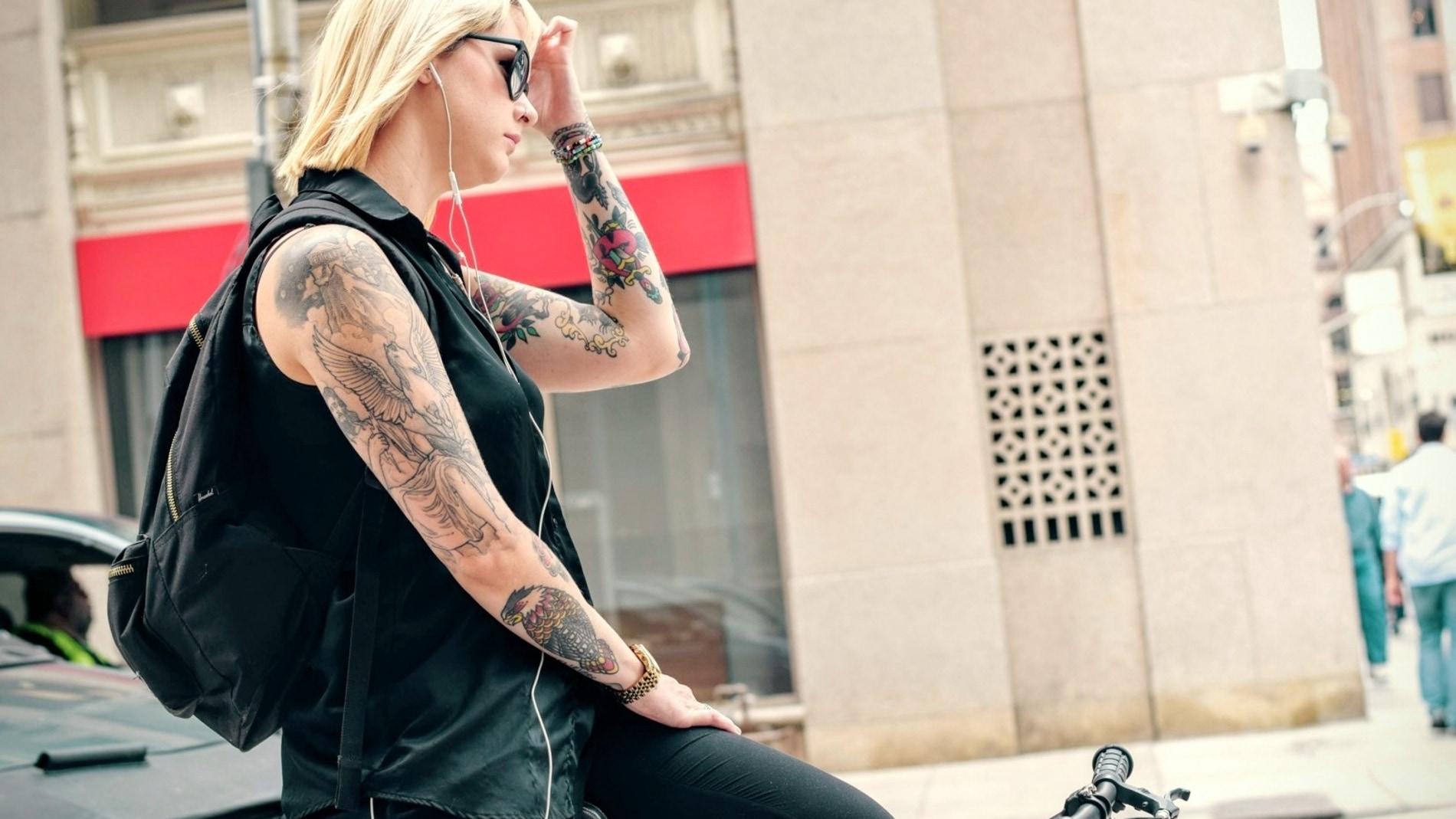 Una chica joven con tatuajes