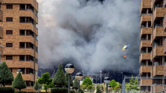 Fuego cerca de la urbanizaci&oacute;n de Sese&ntilde;a
