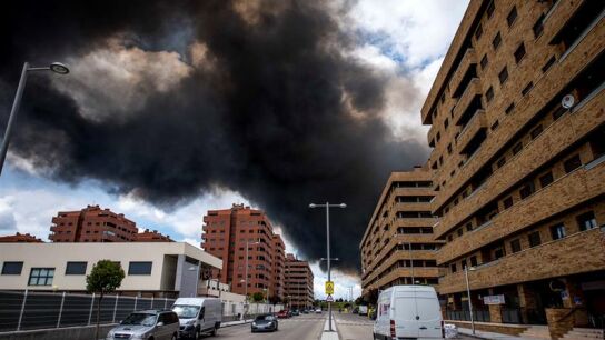 Columna de humo vista desde la urbanizaci&oacute;n El Qui&ntilde;&oacute;n
