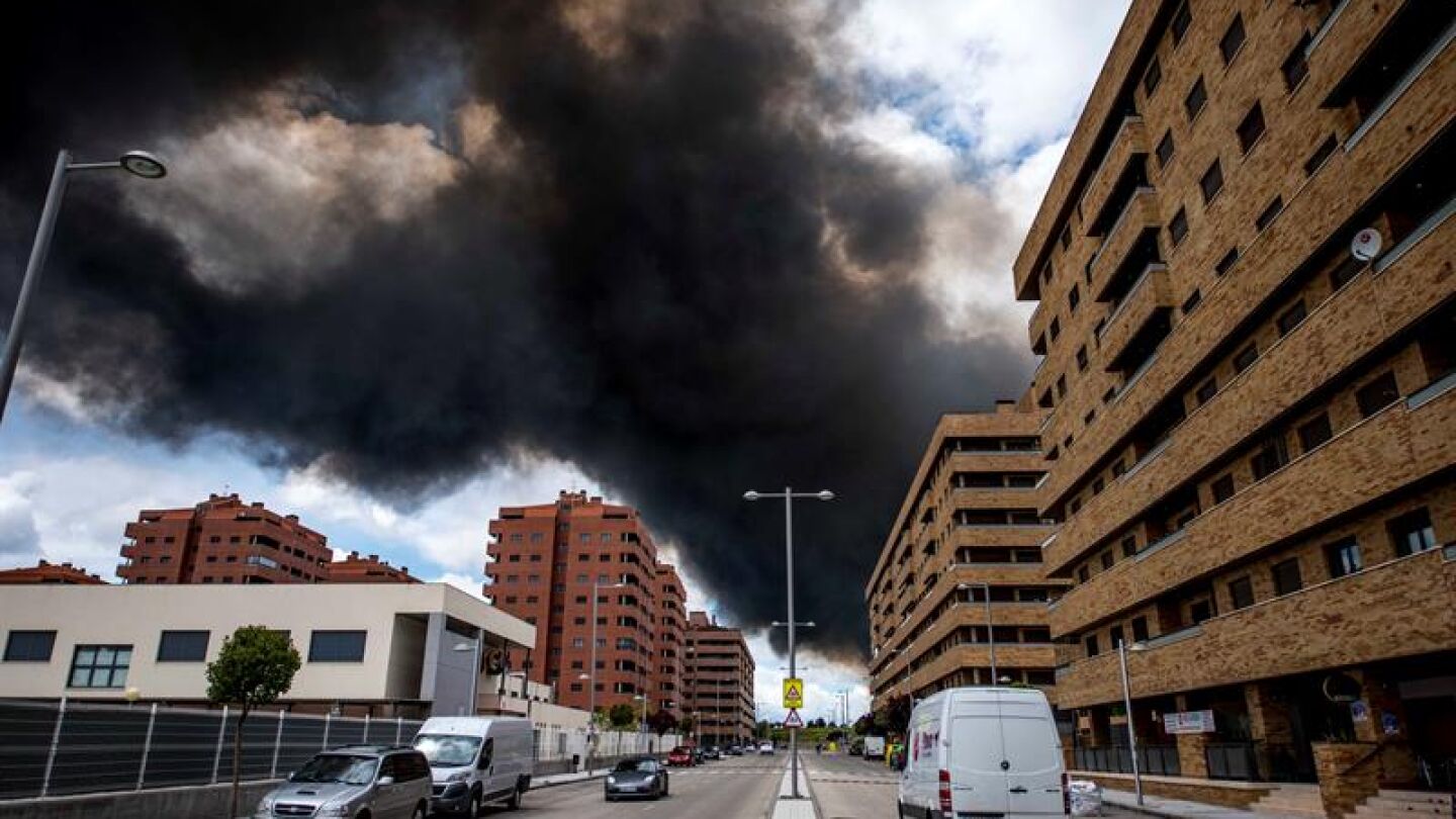 Columna de humo vista desde la urbanizaci&oacute;n El Qui&ntilde;&oacute;n