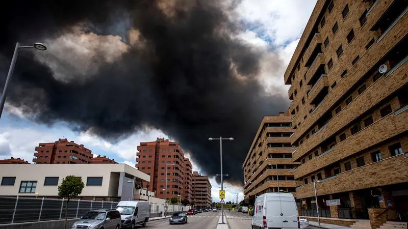 Columna de humo vista desde la urbanización El Quiñón