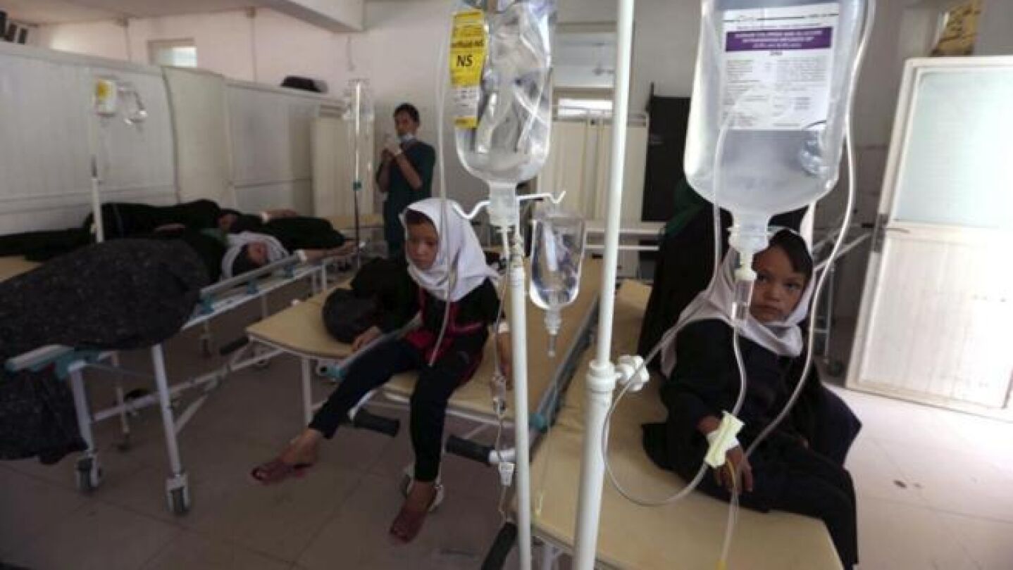 Ni&ntilde;as afganas reciben tratamiento m&eacute;dico en un hospital tras un envenenamiento pasado