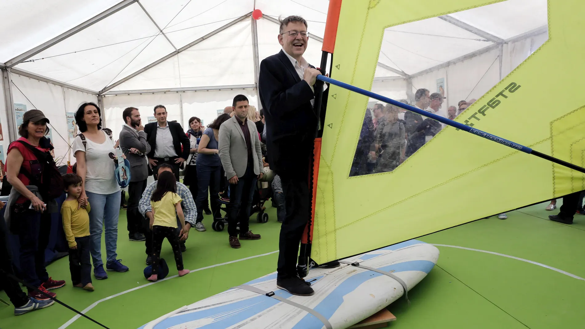 El president de la Generalitat valenciana, Ximo Puig, subido a una tabla de windsurf en el encuentro 'Primavera Educativa'